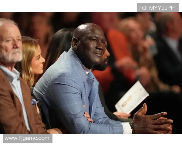 NBA球星跨界足球场 展现体育多元魅力与运动精神 NBA球星跨界足球场 展现体育多元魅力与运动精神